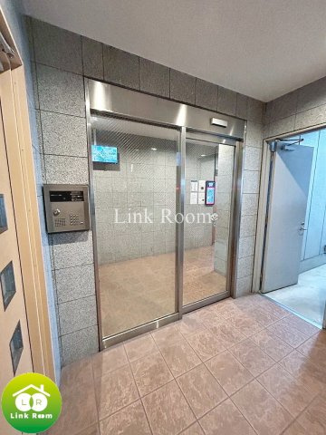 クイーンズコート福住のエントランス