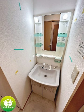 クイーンズコート福住の洗面所