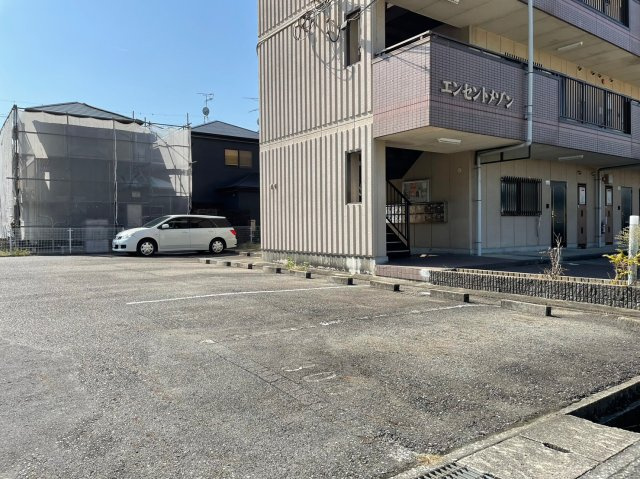 エンセントメゾンの駐車場