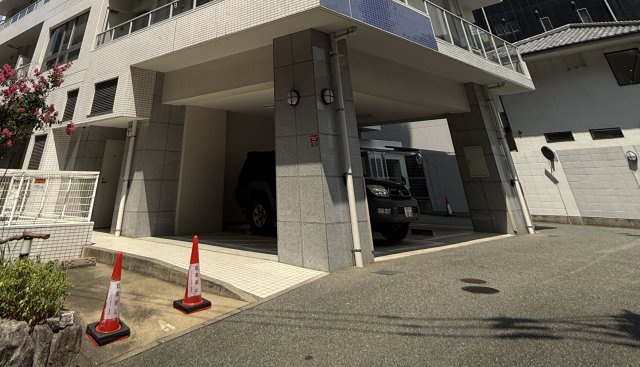 グランアルト天神タワーの駐車場