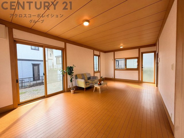 6LDKという充実の間取りで、LDKは約23.3帖と非常に開放感があります。二世代同居や、部屋数の必要なファミリー、テレワーク部屋を確保したい方に最適です。