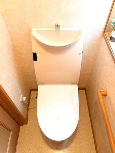 温水洗浄便座付トイレは温水洗浄機能により、暖かい水でおしりを洗浄することができ、冷たい水を使う従来の便座に比べ、温水洗浄機能で暖かいトイレを提供し、快適な使用を可能にします。