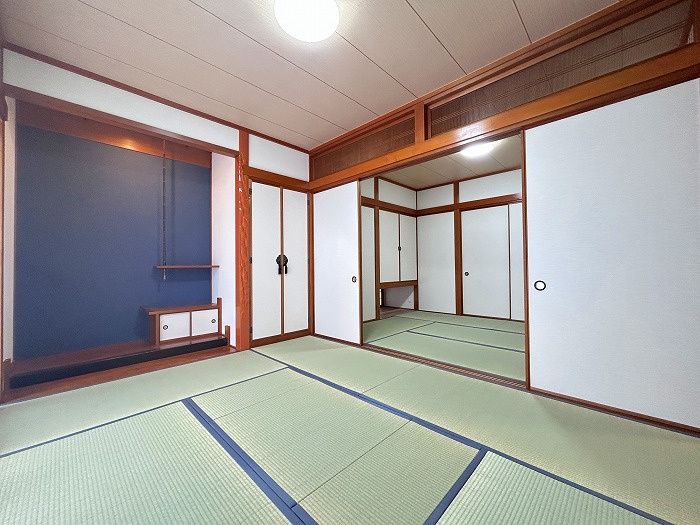 日進市岩崎町阿良池の中古一戸建の和室|◇１階和室◇　南面で明るい和室約６．０畳　仏間＆床間完備！　隣の和室と続き間で最大１２．０畳の広々スペース♪