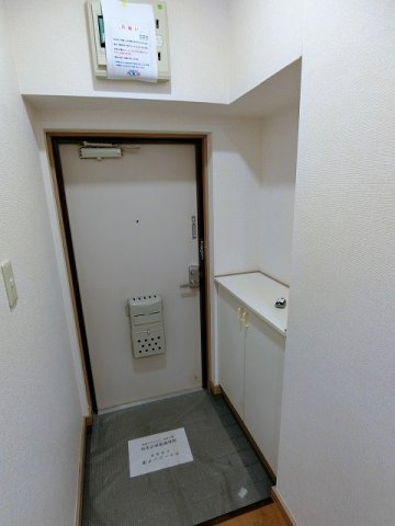 INOVE武蔵砂川の玄関|写真は同タイプを参考に掲載しております。