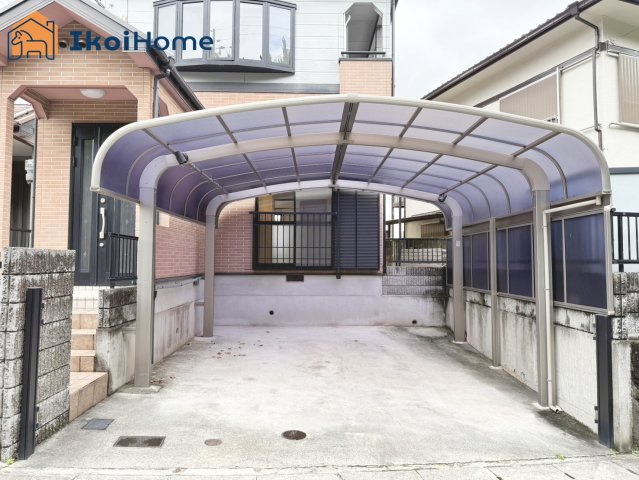 神戸市西区富士見が丘5丁目　中古戸建の駐車場|●年中無休：当日予約可●カーポー付き駐車場は並列2台可能！前面道路もゆったりお車の出し入れは安心！