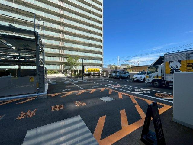ジオ島本サウスの駐車場