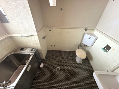 【トイレ】 | 牛田翠苑 | 浴室には窓があるので、空気の入替えが出来ます。