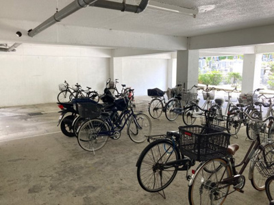 【駐輪場】 | 牛田翠苑 | 屋内駐輪場　屋根があるので雨に濡れる心配もありません。