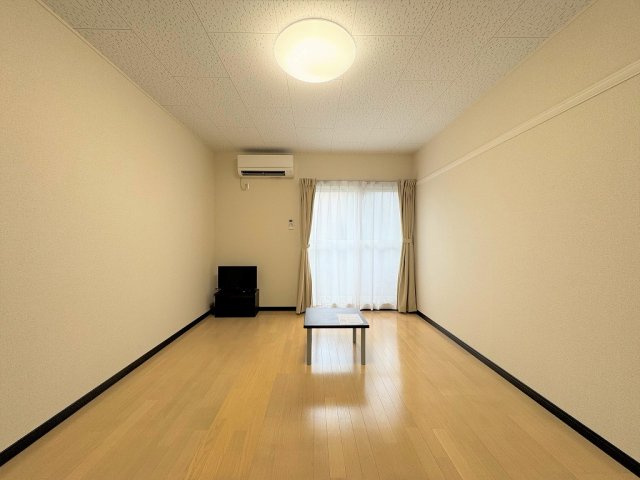 レオネクストＣＯＭＯＩＫＥの居間・リビング|１Ｆはフローリング仕様・２Ｆは絨毯仕様