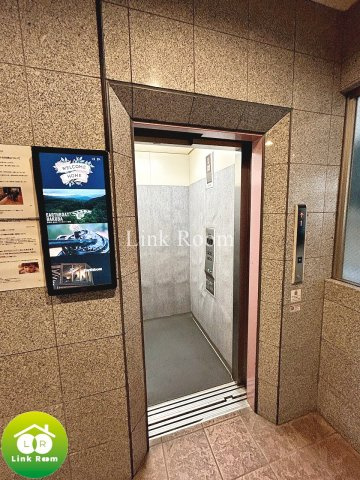 クイーンズコート福住のエントランス
