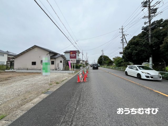 小牧市春日寺2丁目(全2棟)の前面道路含む現地写真
