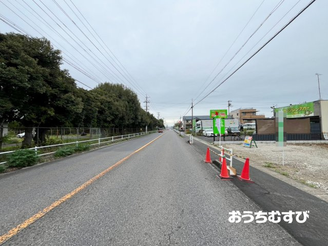 小牧市春日寺2丁目(全2棟)の前面道路含む現地写真