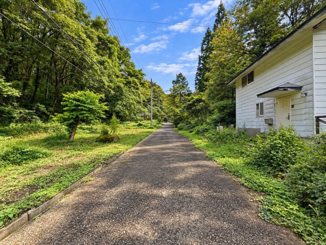 元美術家が愛した森の家×吹抜けと木のぬくもりに包まれる別荘の前面道路含む現地写真|前面道路含む現地写真です