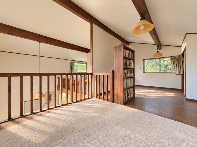 元美術家が愛した森の家×吹抜けと木のぬくもりに包まれる別荘の内装|内装です
