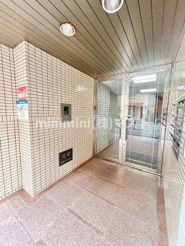 大阪市北区天神橋１丁目の賃貸マンションのエントランス