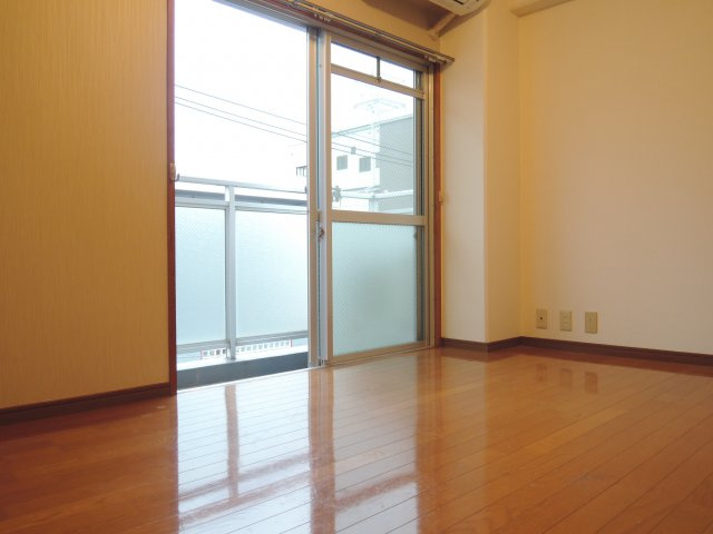 高槻市高槻町の賃貸マンションの居間・リビング