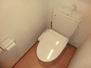 温水洗浄便座付きのトイレです♪