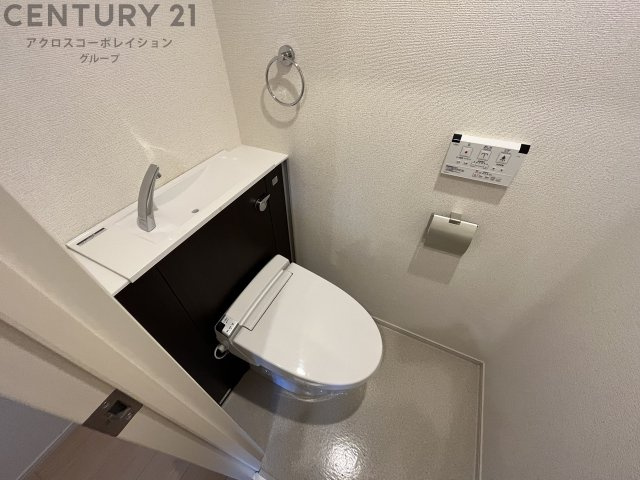温水洗浄便座付きのトイレです♪