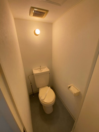 温水洗浄便座付きのトイレです♪