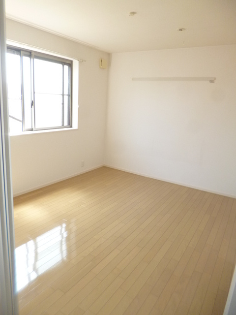 グランディールの居間・リビング|洋室７．２帖　明るいお部屋です。