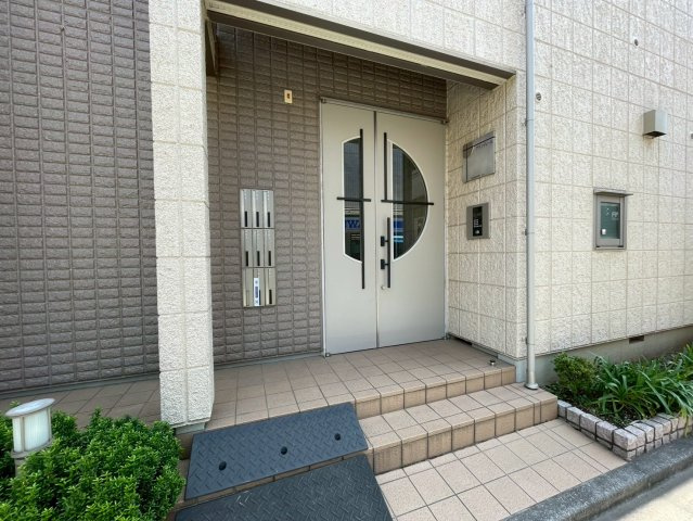 グランディールのエントランス|オートロック付きのエントランス