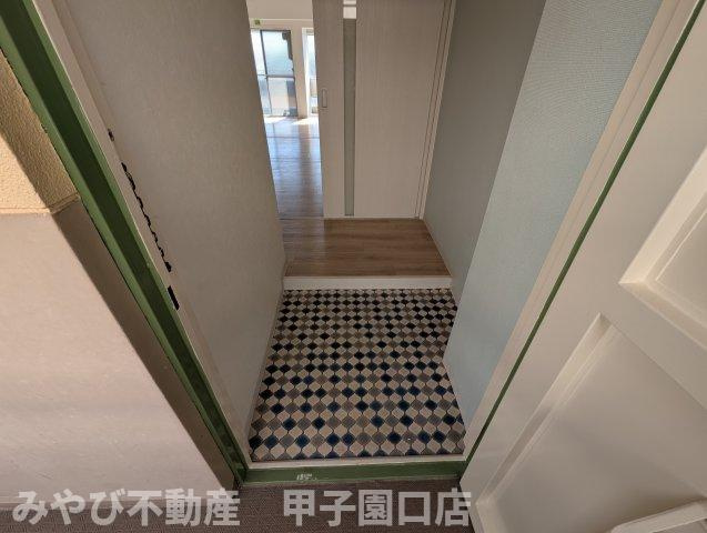 光南荘マンションの玄関