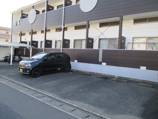 プラムコートリサの駐車場