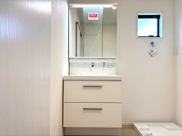 ダイマルタウン　羽島市竹鼻町狐穴　全８区画分譲の独立洗面台|収納力と機能性に優れた、お手入れラクラク三面鏡洗面化粧台です。朝の身支度もスムーズにできます。