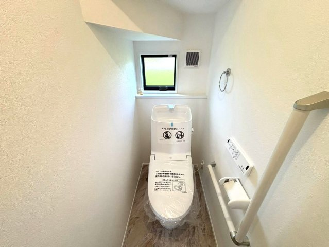 ダイマルタウン　羽島市竹鼻町狐穴　全８区画分譲のトイレ|新素材「アクアセラミック」は、便器洗浄やお掃除をするたび汚物を浮かせて洗い流すのでお掃除楽々です。