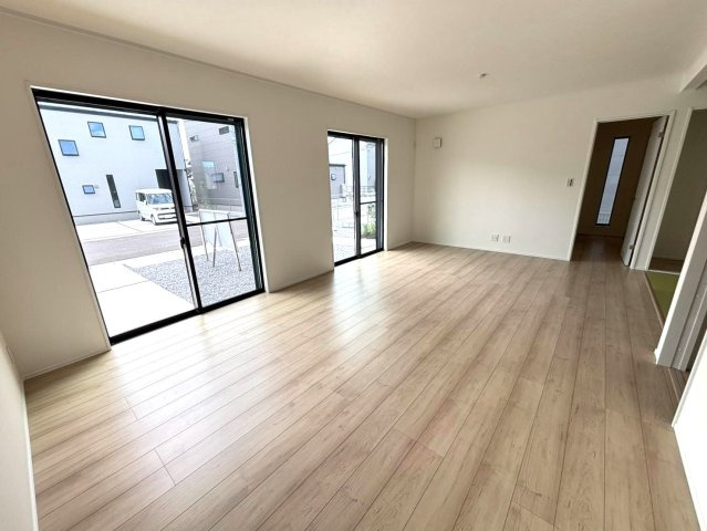 ダイマルタウン　羽島市竹鼻町狐穴矢熊第３　全８区画分譲の居間・リビング|シンプルで温かみのあるナチュラルテイストのリビングダイニング。広々設計でゆとりのある空間です。