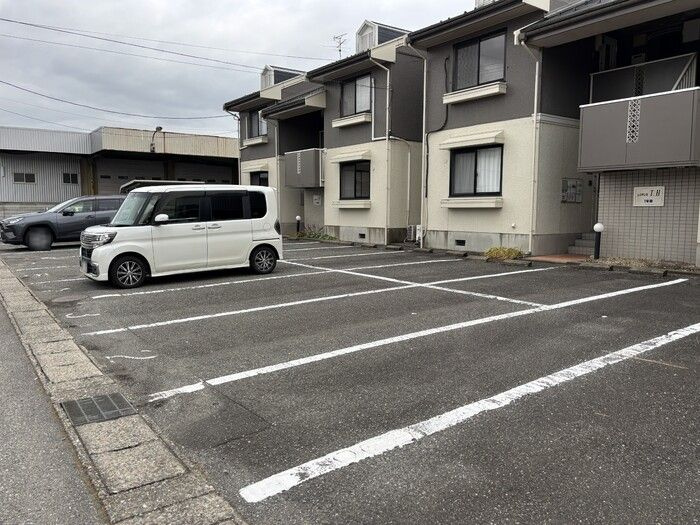 レジデンスT・H　Ⅰ号館の駐車場