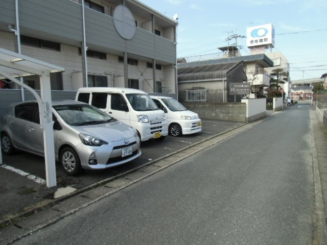 プラムコートリサの駐車場|別号室タイプ
