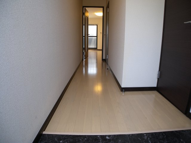 パインルージュ南貴崎の玄関