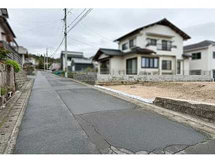 佐伯区薬師が丘３丁目の前面道路含む現地写真