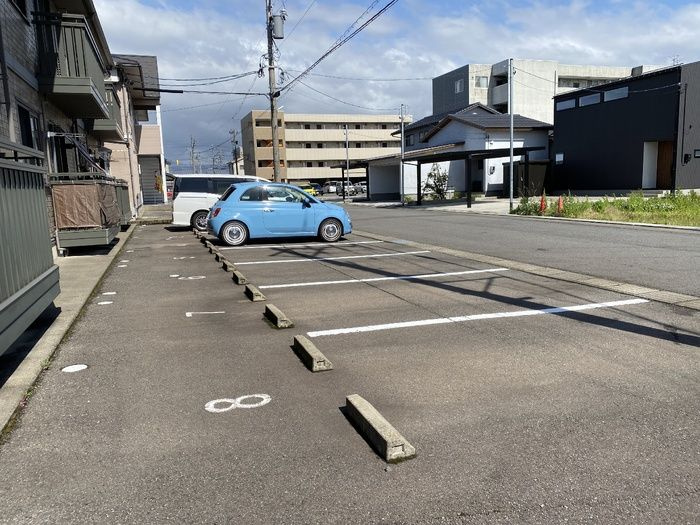 ブロケードリバー　Ａの駐車場