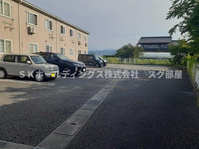 メゾン　パストラルＢの駐車場