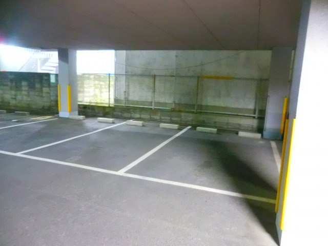 北園ハイツの駐車場