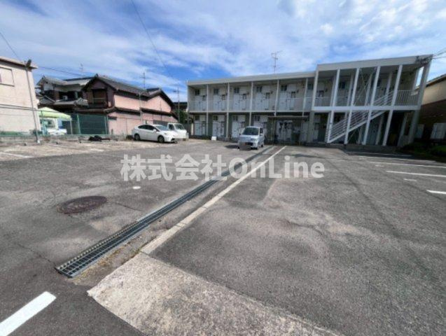 レオパレス八尾南の駐車場