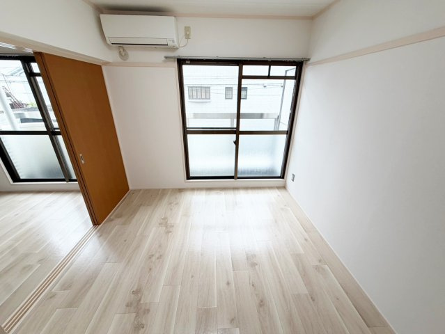 ビギンハイツA棟の洋室