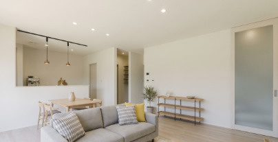 八代市長田町の新築一戸建の居間・リビング|家具や小物はAIによるイメージです