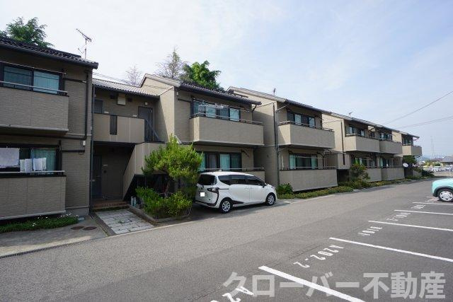レトア宇多津A棟の駐車場