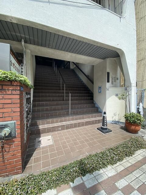 金桜堂ビルのエントランス