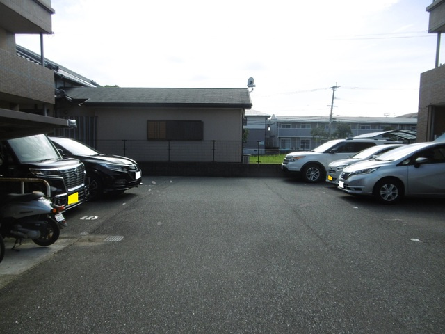 ジュネス横浜２の駐車場