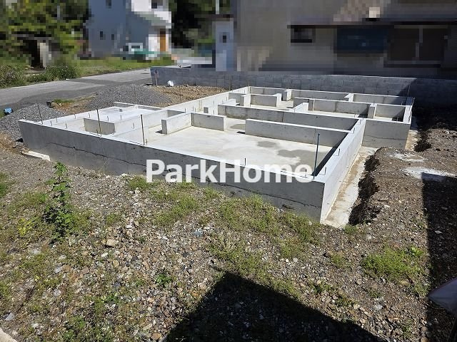 高知市十津5丁目　新築戸建ての区画図|土地面積：173.78㎡（52.57坪）…並列で駐車3台可能です。
