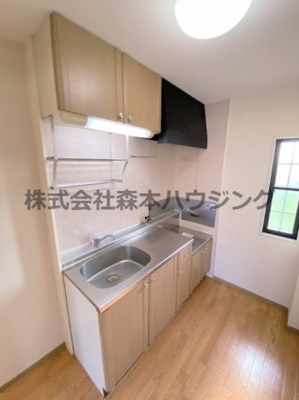 【キッチン】 | 　クイーンズ　ヒル　A | ※同タイプ別室の写真を使用しています。
　設備内容や色調など相違がある場合は実際のお部屋の現状優先となります。