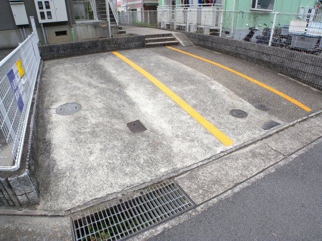 ジュネス青山の駐車場
