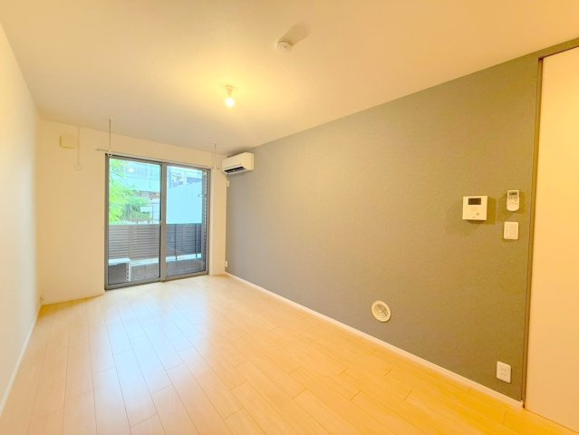エスコート葉月の洋室|★8.3畳の広めのお部屋です★