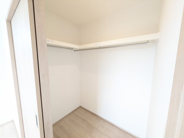 石岡市石岡2396番　新築戸建　A号棟の収納|大容量のウォークインクローゼット。衣類はもちろん、スーツケースや季節の家電もまとめて収納でき、居室空間をすっきりと保ちます。