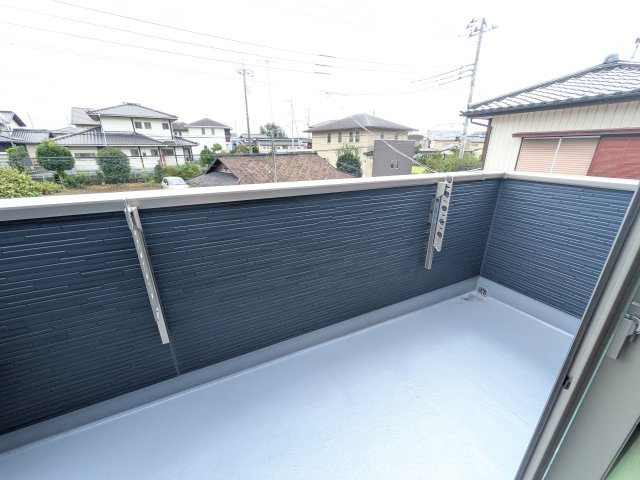 石岡市石岡2396番　新築戸建　A号棟のバルコニー|洗濯物も布団もまとめて干せるワイド設計。
広々としたワイドバルコニーで、家事の効率が上がり、日々の暮らしが快適になります。