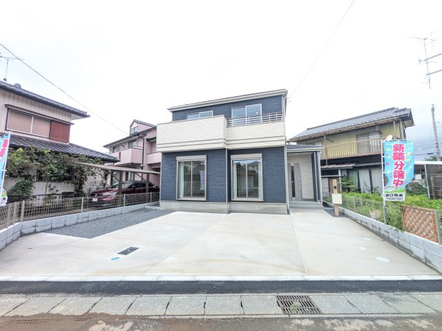 石岡市石岡2396番　新築戸建　A号棟の前面道路含む現地写真|現地完成済で建物や駐車場、お庭も全てご覧いただけます。。
本日のご見学も可能です♪
お気軽にお電話またはお問い合わせください。